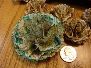 Making Book Flowers Add color early in the project, before stapling, or use an old textbook that have been liberally highlighted for extra color. The size of the flower is determioned by the size of the starting circles.